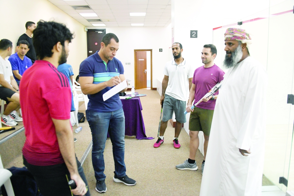 من عملية تسجيل اللاعبين المشاركين في البطولة