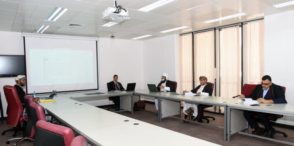  خلال مناقشة الرسالة بجامعة السلطان قابوس 