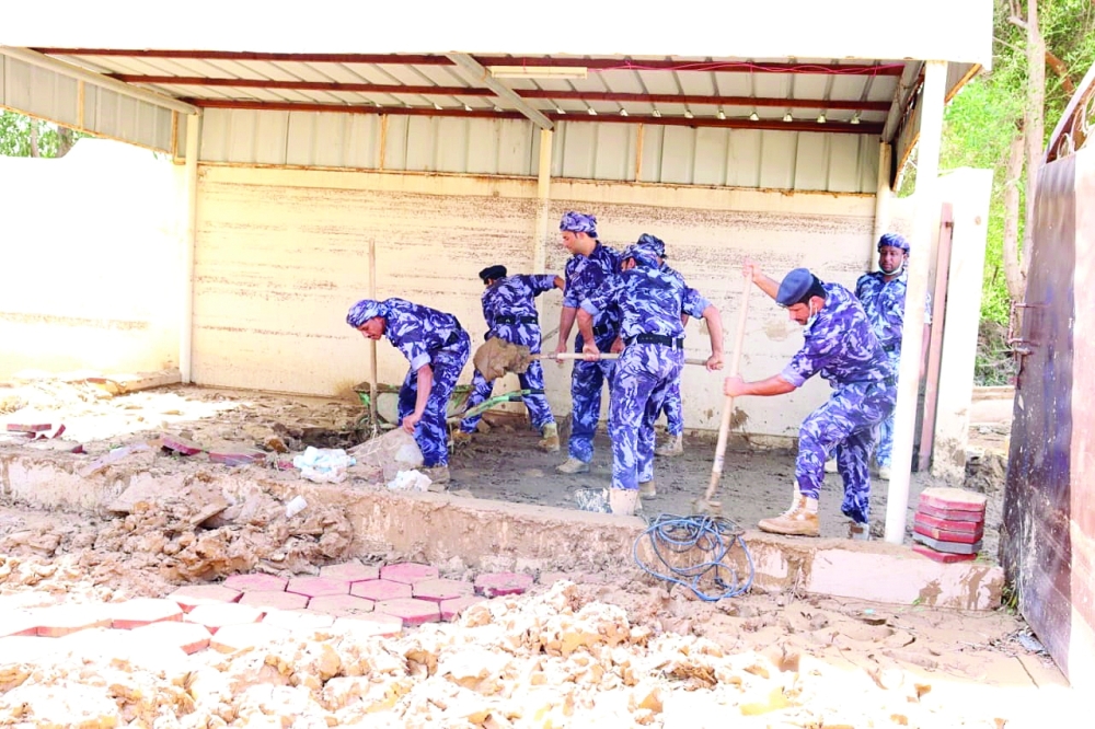 اكوام من الطين يتم التخلص منها 