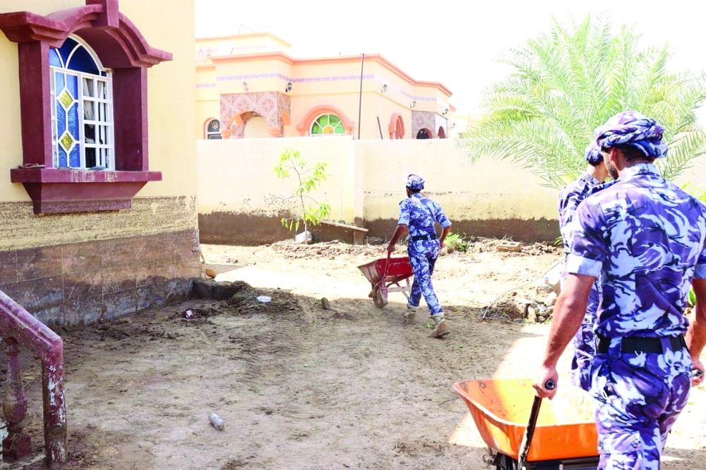  عمل انساني متواصل للشرطة منذ بداية تاثيرات الاعصار 