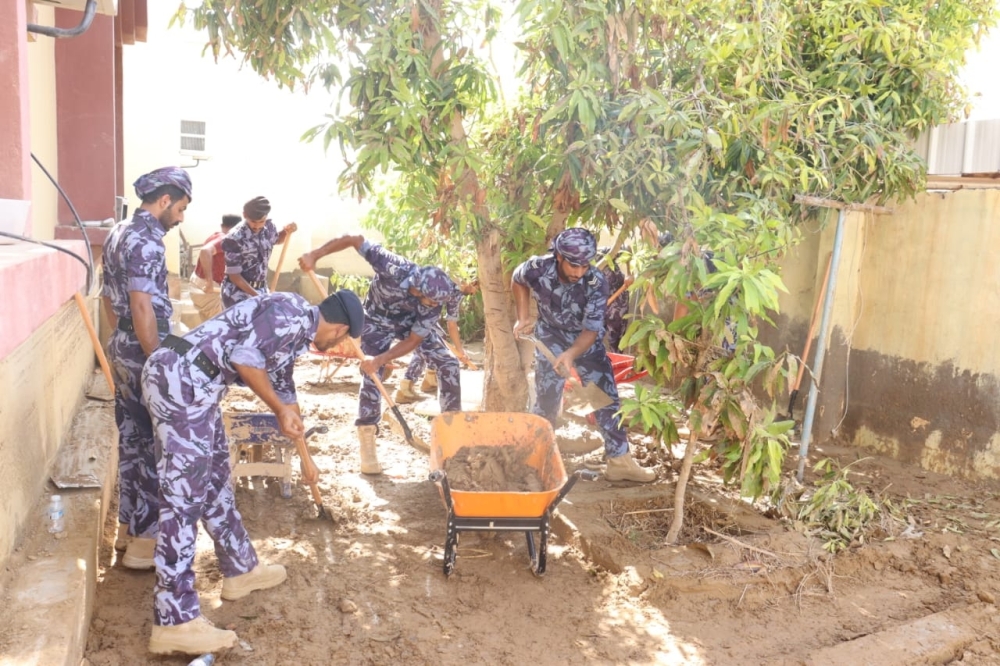  جهود رجال شرطة عمان السلطانية تتواصل لخدمة المواطنين وازالة الاضرار من المنازل 