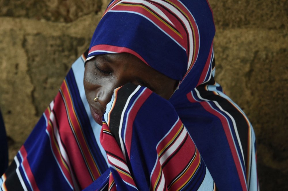 تروي مريم عليو ، الأم البالغة من العمر خمسة وعشرين عامًا ، محنتها مع قطاع الطرق في عيادة بيني للصحة الأولية ، بمنطقة وامكو في سوكوتو ، شمال غرب نيجيريا . أ.ف.ب 
 