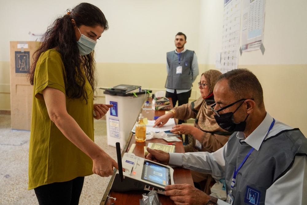 عراقيون يدلون باصواتهم في انتخابت بلادهم أمس.أ.ف.ب