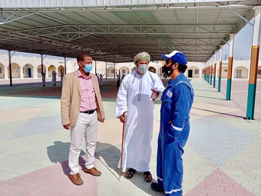  نائب نيابة ليما لدى تفقده المدارس 