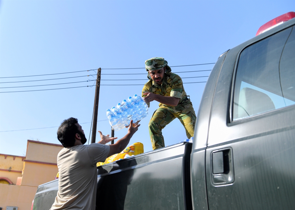 من المشاركة في توزيع المؤن 