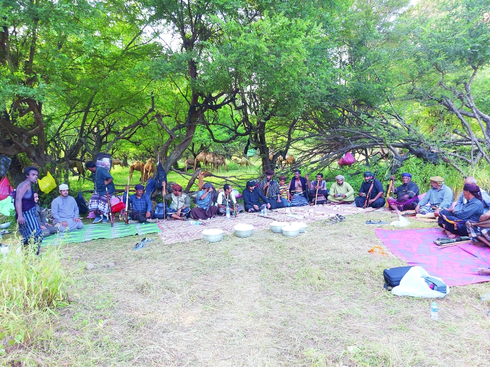 تجمع أصحاب الإبل بعد وصولهم لوادي عربوت