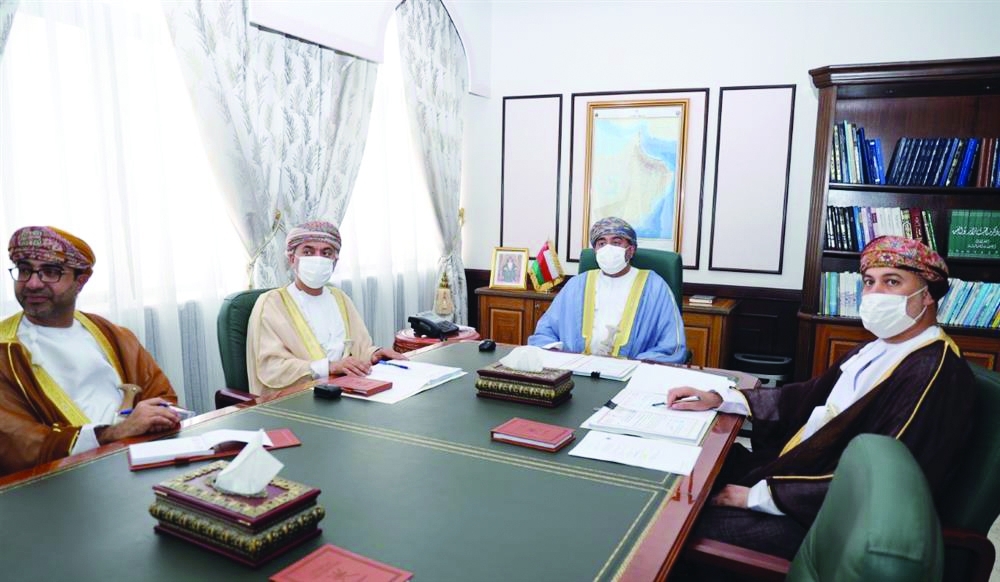 سعادة وكيل "الثقافة" أثناء الاجتماع