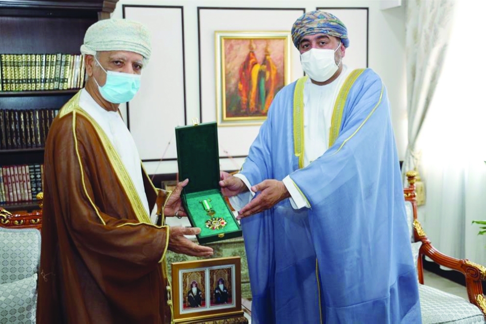 خلال تكريم أنور سونيا