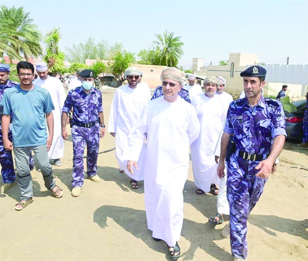 أصحاب المعالي أعضاء اللجنة الوزارية خلال زيارتهم لعدد من القرى المتاثرة بالحالة المدارية أمس بالخابورة