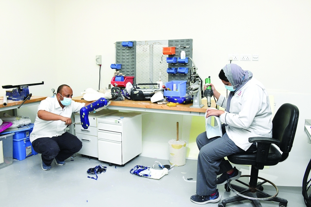 قسم الأطراف الصناعية بمستشفى خولة يغطي كافة احتياجات مرضى السلطنة     تصوير- هدى البحرية