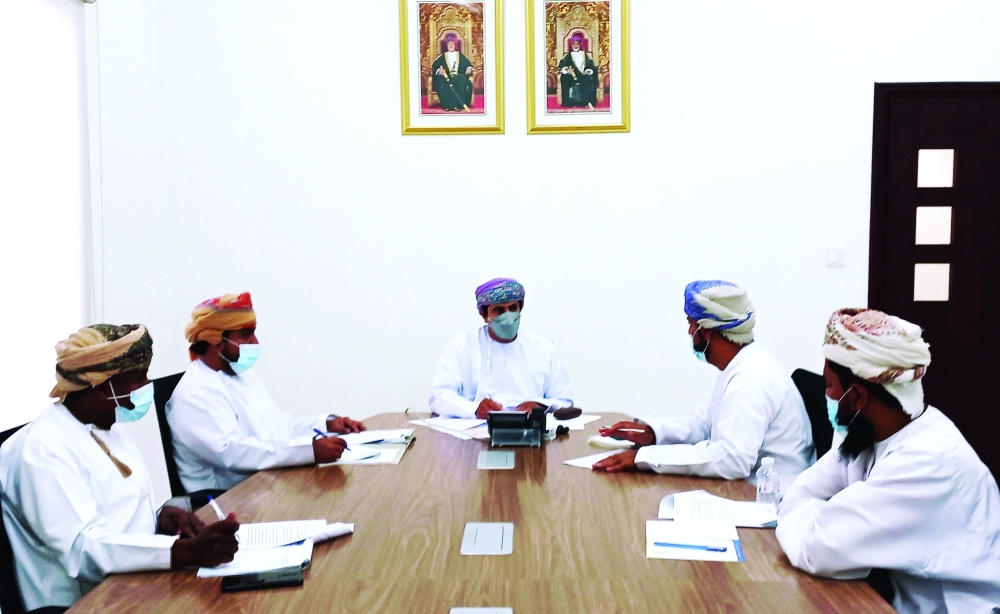 فريق العمل خلال اللقاء