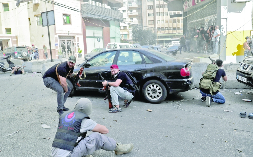 جانب من الاشتباكات المسلحة في ساحة الطيونة بالضاحية الجنوبية للعاصمة بيروت، امس.   ا ف ب 