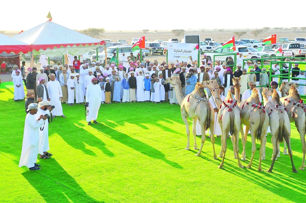 من المهرجان الماضي لمزاينة الهجن بالمصنعة