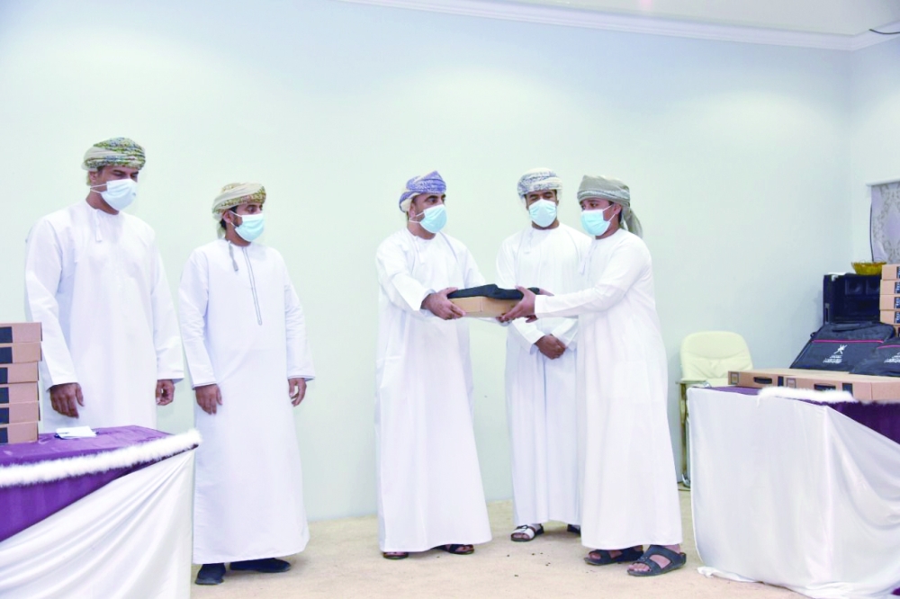 تسليم جهاز لأحد الطلبة