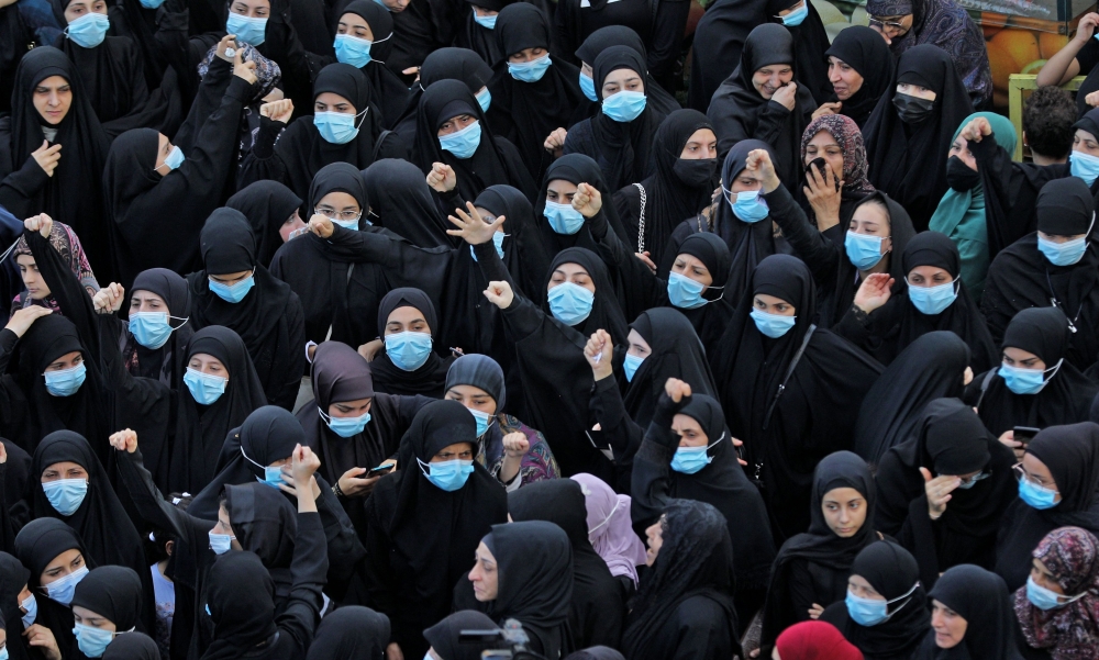 نساء يشاركن في تشييع ضحايا الأحداث.  "أ ف ب"