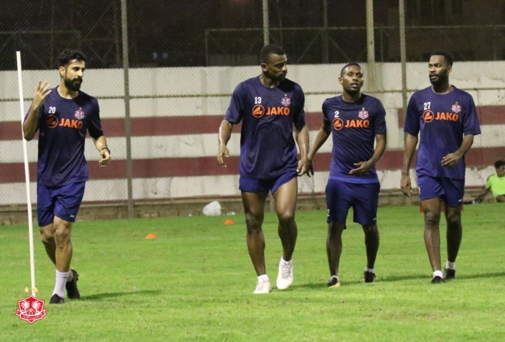 من الحصة التدريبية للفريق الكروي بنادي ظفار