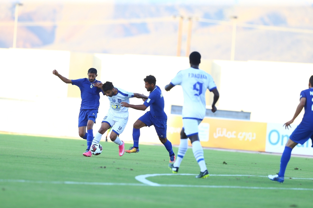 تنافس كبير بين لاعبي النصر و نزوى