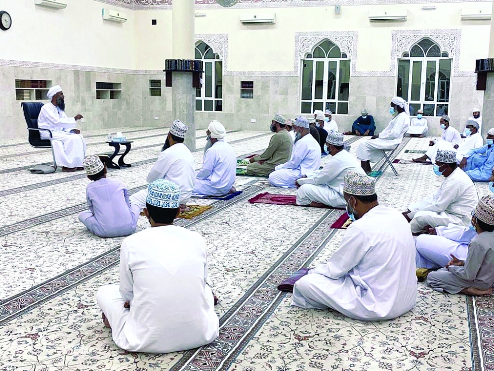 الاستماع للمحاضرة الدينية بعبري