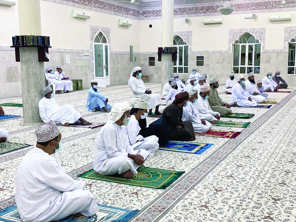 الإصغاء للمحاضرة الدينية بعبري