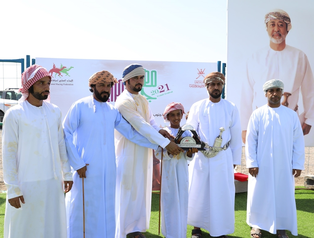 تتويج الفائزين بالمراكز الأولى