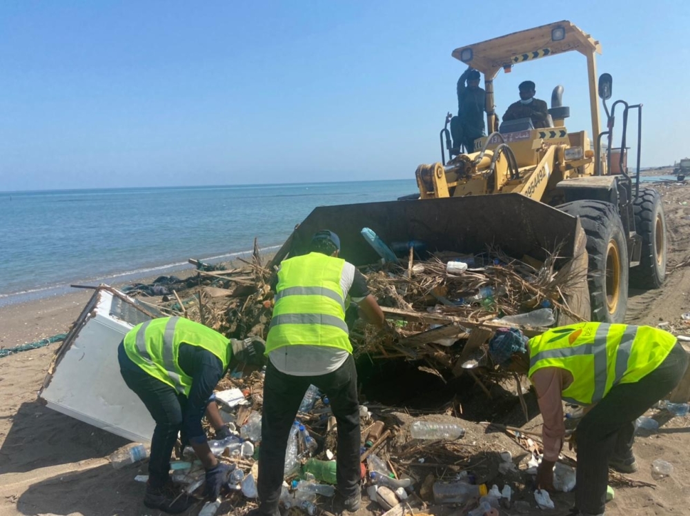 إزالة المخلفات من الشواطئ