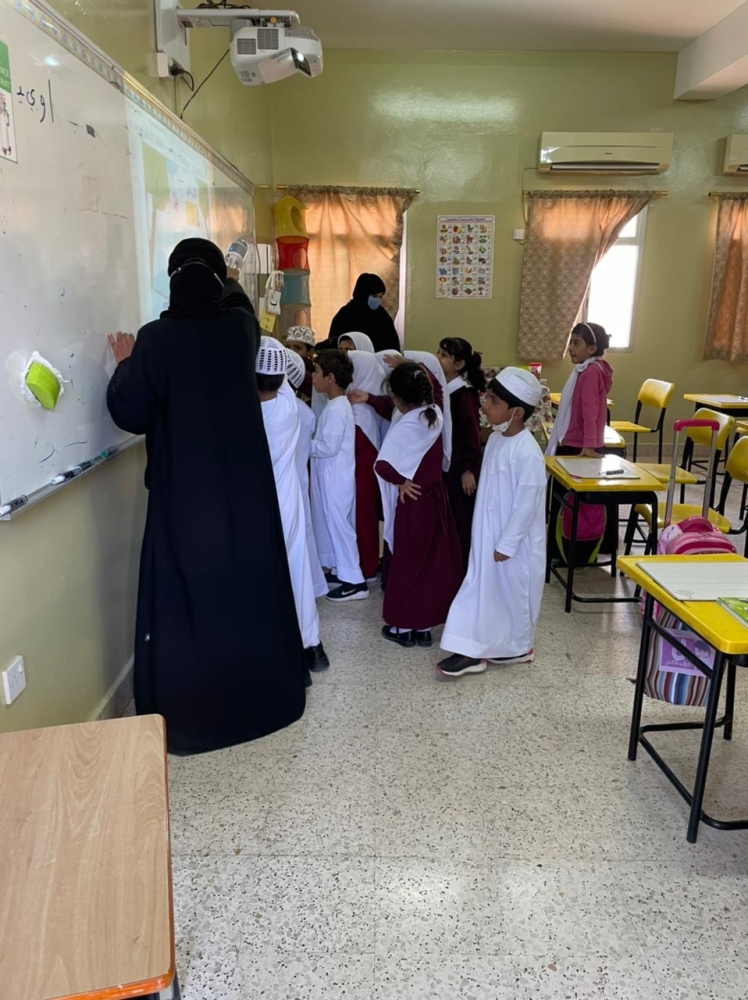 من الزيارات للمدارس
