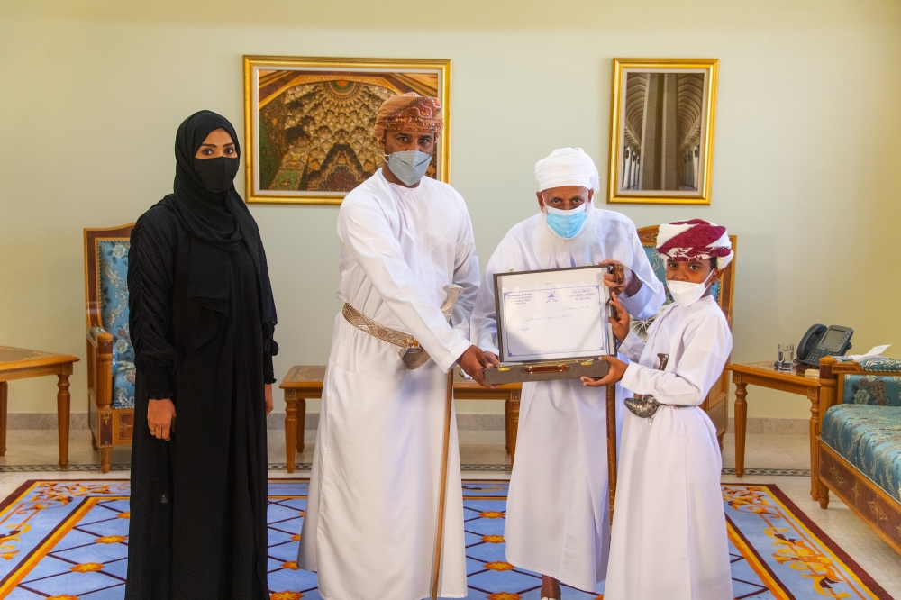 سماحة المفتي يكرم الطالب عبدالرحمن العبري 