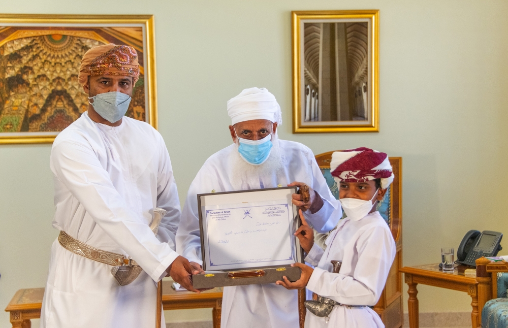  سماحته أثناء تكريم الطالب 