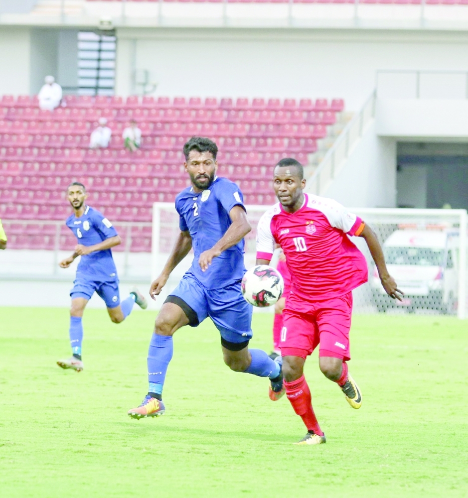 جانب من لقاء ظفار ونزوى بالجولة الثانية من الدوري