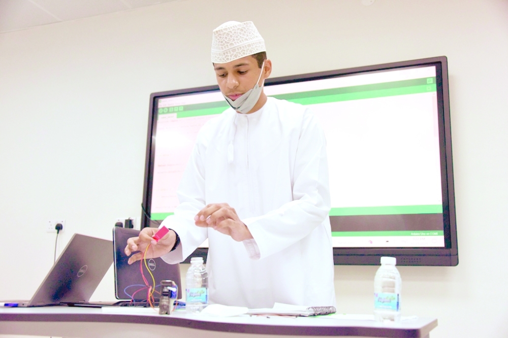 طالب يعرض مشروعه
