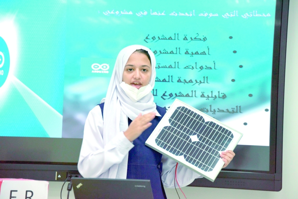 وإحدى الطالبات تشرح مشروعها