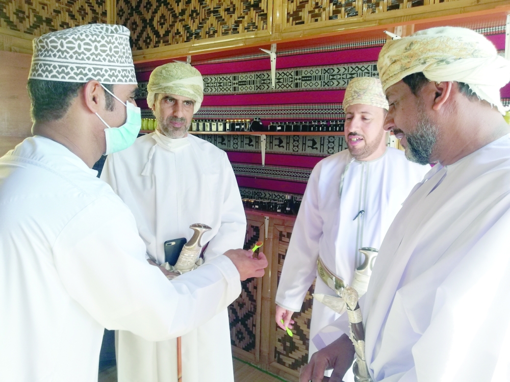 أثناء الاستماع إلى توضيح عن إنتاج عسل النحل المحلي