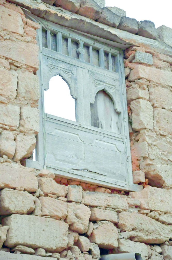 نافذة خشبية تاريخية في ظفار