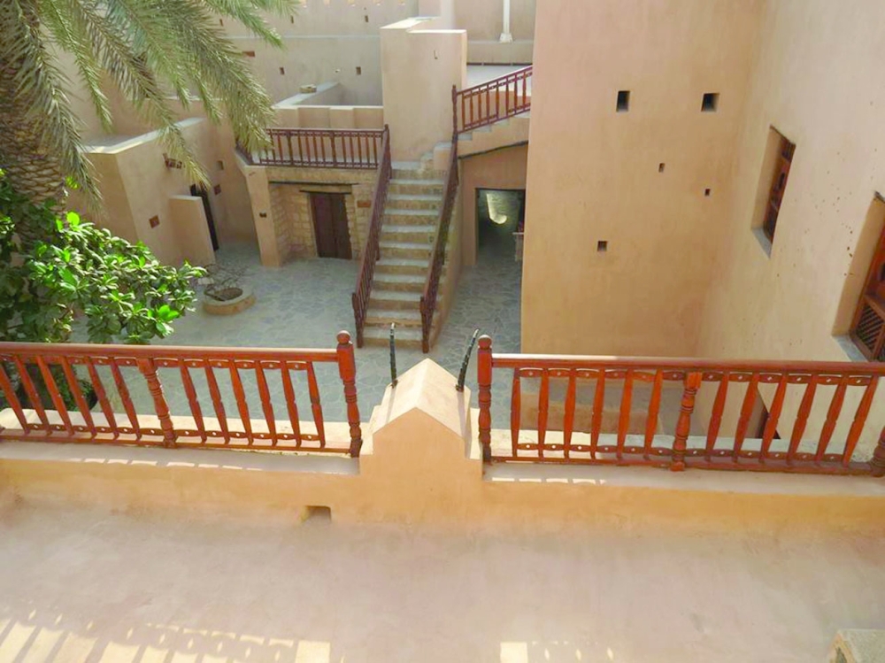 حواجز خشبية حرفية في سلالم البيت الظفاري