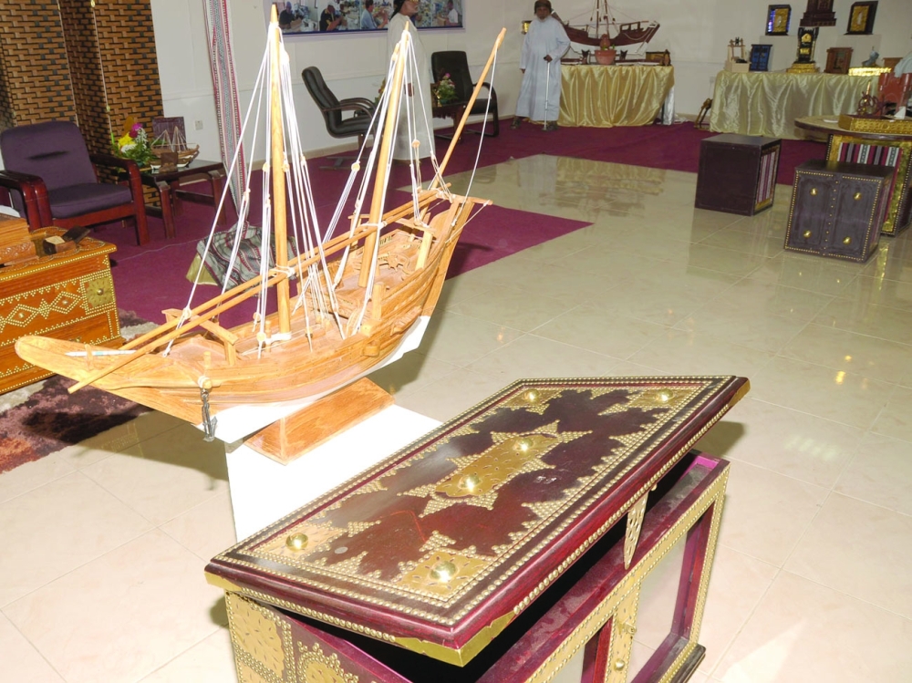  تحف فنية ثمينة صنعت من الأخشاب بأيدٍ عمانية