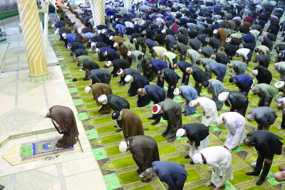 مصلون إيرانيون يؤدون صلاة الجمعة الأولى في طهران بعد انقطاع دام 20 شهرا.      رويترز