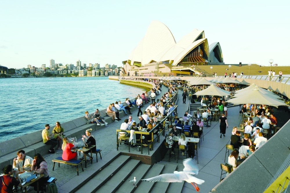 استراليون يتنفسون الصعداء بعد تخفيف الاجراءات الصحية، في سيدني.    رويترز