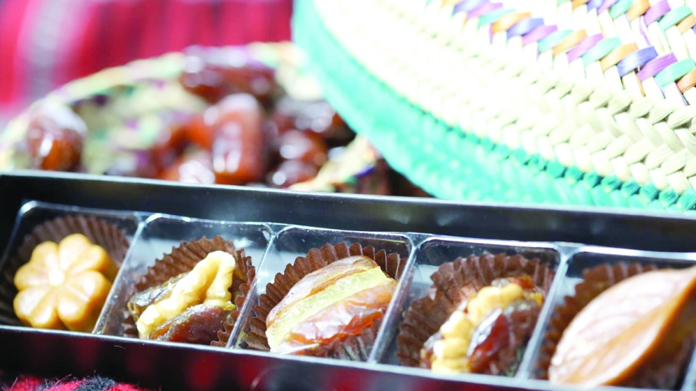 من المعروضات بمنافذ تسويق التمور العمانية ومنتجاتها.   "العمانية" 