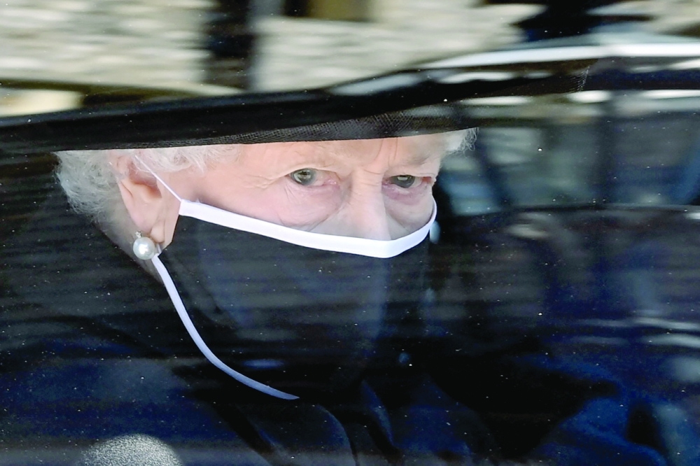 الملكة في صورة تعود لـ 17 أبريل.  "أ ف ب"