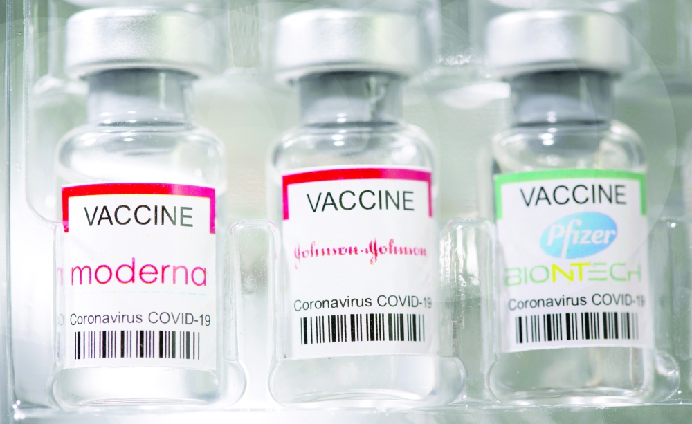 منحت الصحة العالمية حتى الآن الموافقة الطارئة على لقاحات من شركات فايزر/ بيونتك وأسترازينكا وموديرنا وجونسون أند جونسون و سينوفارم وسينوفاك. رويترز 