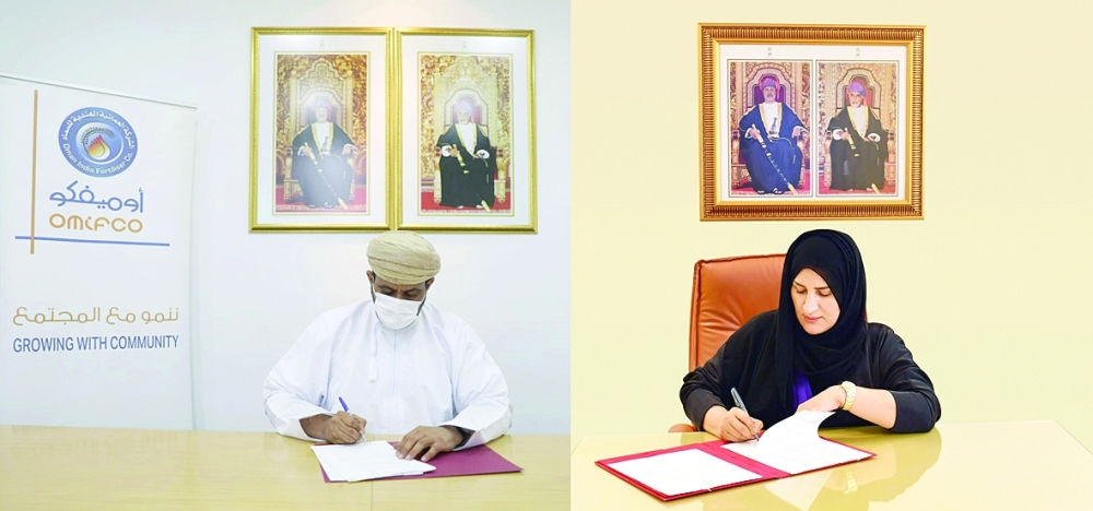 أثناء توقيع الاتفاقية بين الصحة والشركة