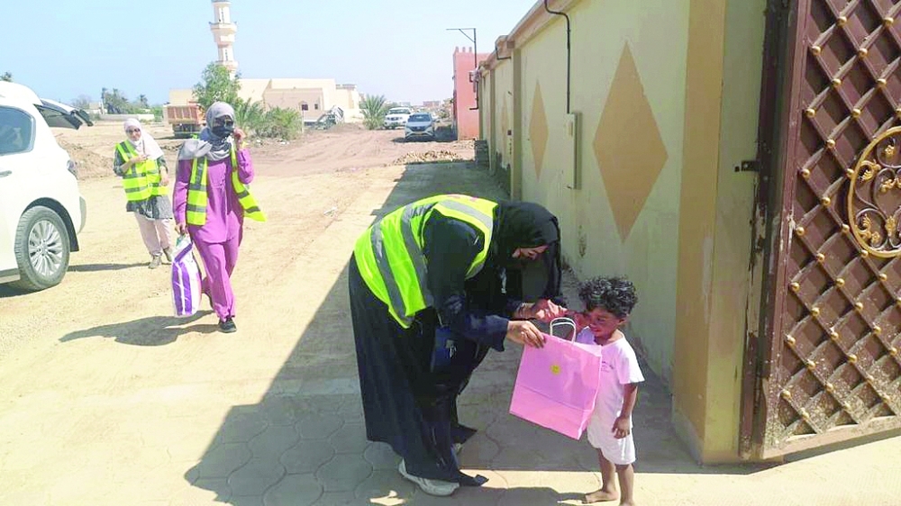 عضوات من الجمعية أثناء زيارة المنازل