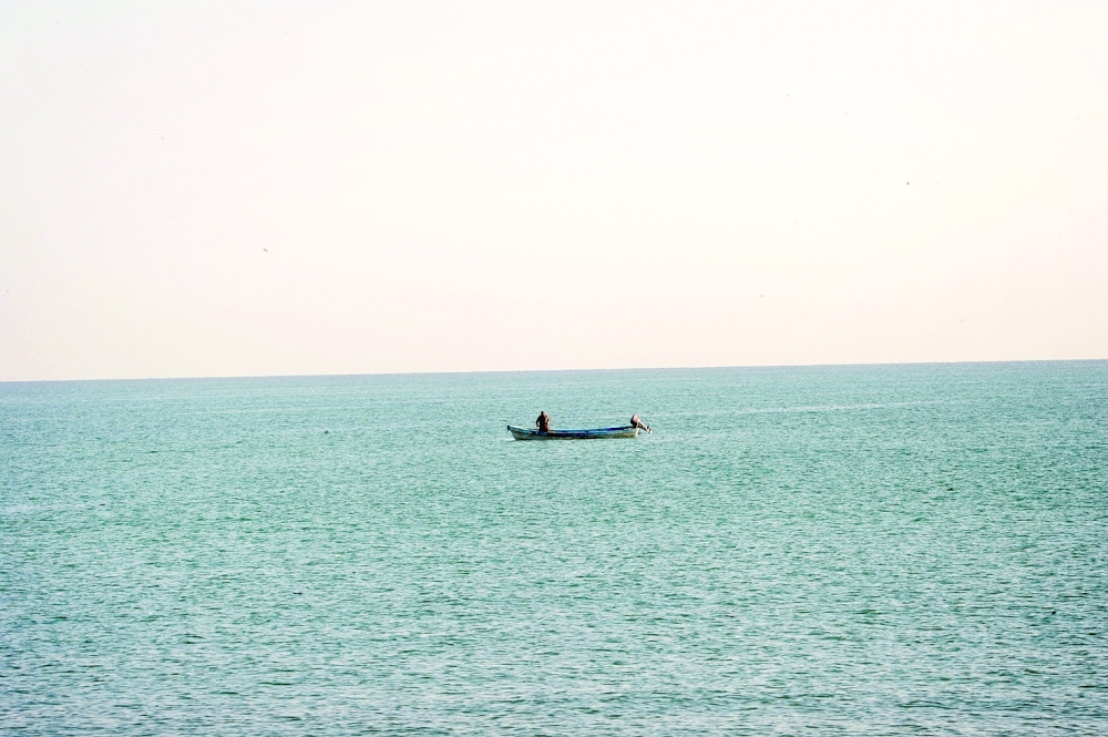 المخلفات تعيق حركة الصيادين بالشواطئ