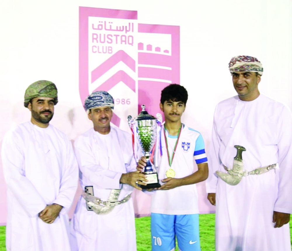 تتويج الفريق الفائز باللقب