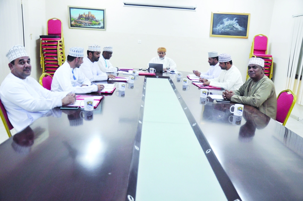 من اجتماع مجلس إدارة نادي عبري