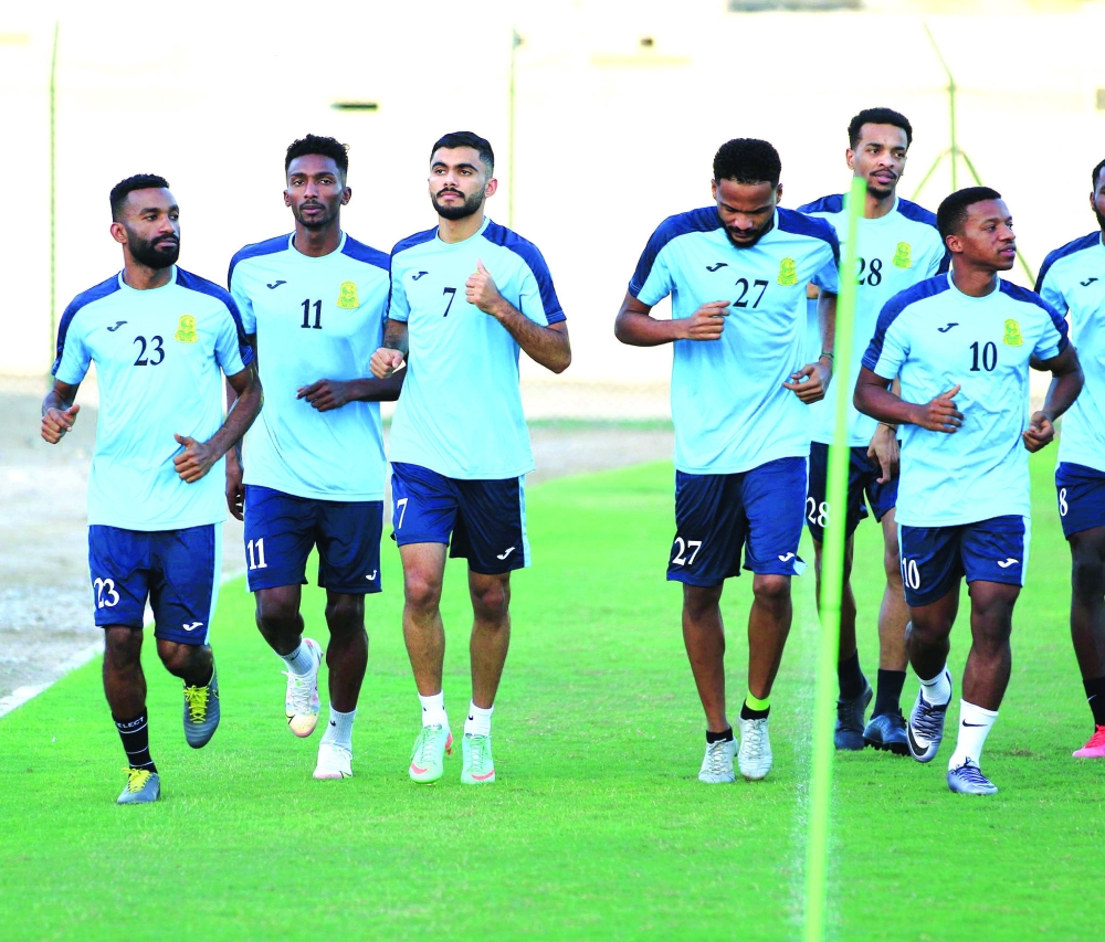 جانب من الحصة التدريبية للفريق الكروي بنادي السيب