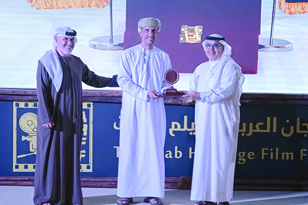 صلاح الحضرمي يستلم جائزة الغاف البرونزية 