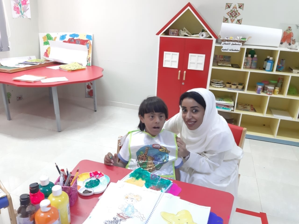 السيدة حجيجة مع أحد أطفال الجمعية