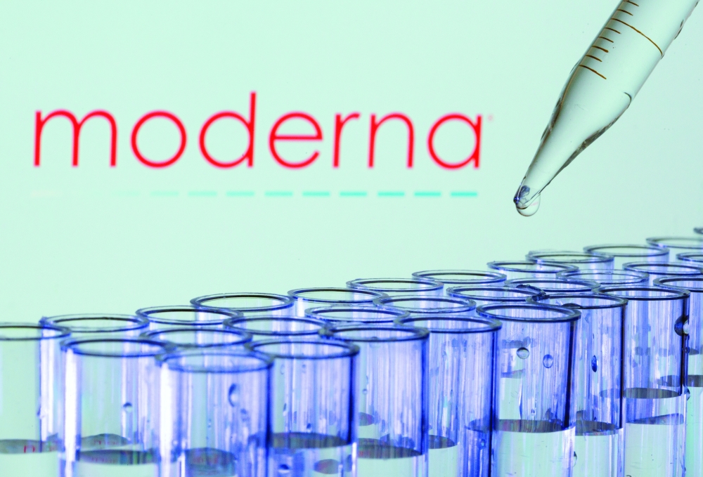 أنابيب الاختبار أمام شعار موديرناModerna المعروض في هذا الرسم التوضيحي .رويترز