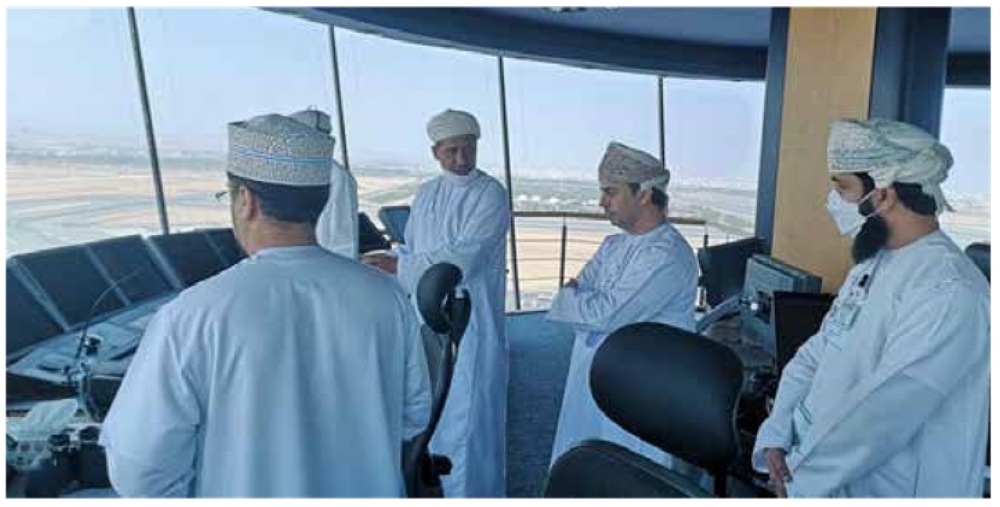 المراقبون الجويون من برج المراقبة